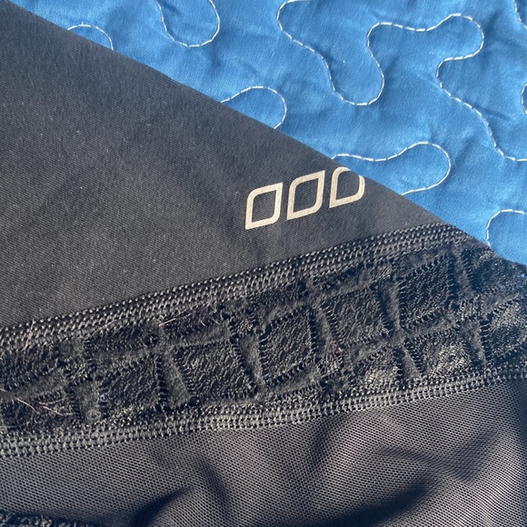 Lorna Jane small black fitness Capri leggings with mesh lace on bottom - Picture 4 of 10